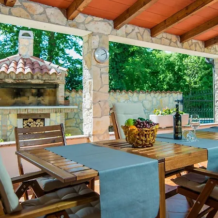 Anica Villa *